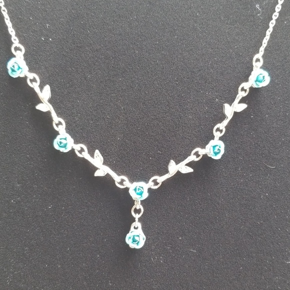 Necklace with blue roses - Picture 2 of 4